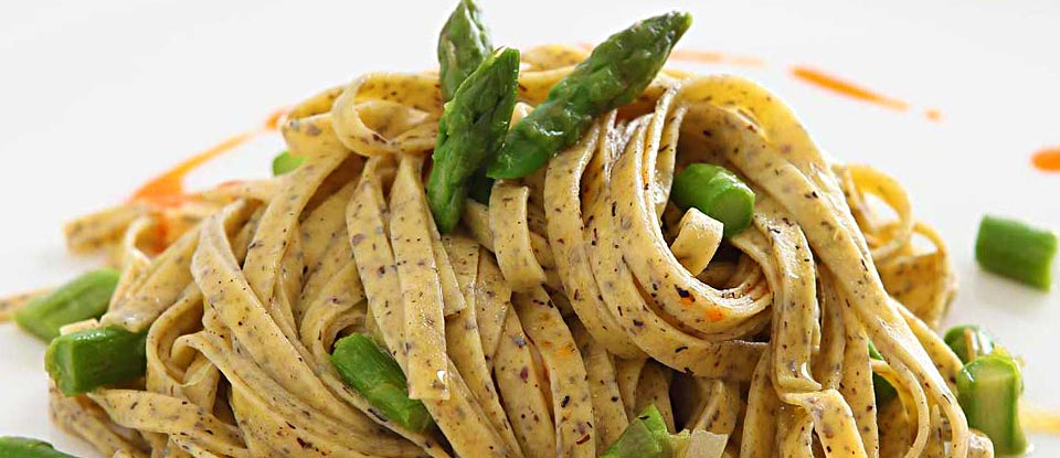 Saracene mit grünem Spargel