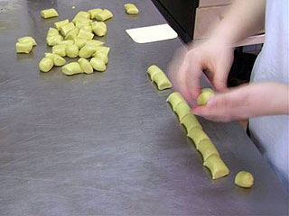 Herstellung der Canestrelli del Piemonte