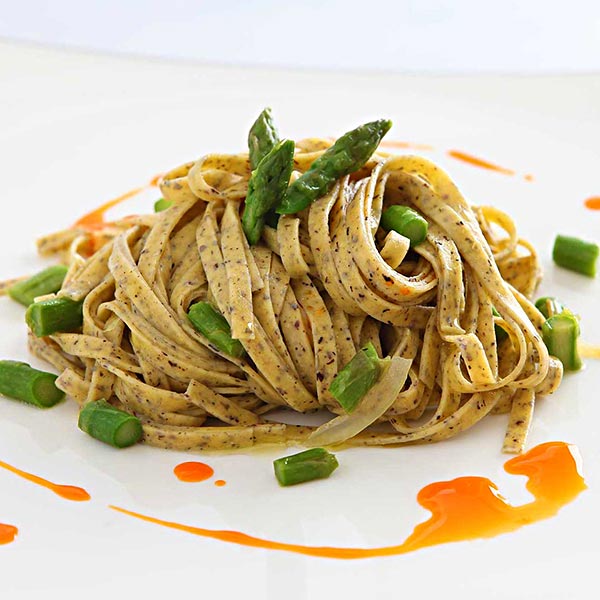 Saracene mit grünem Spargel