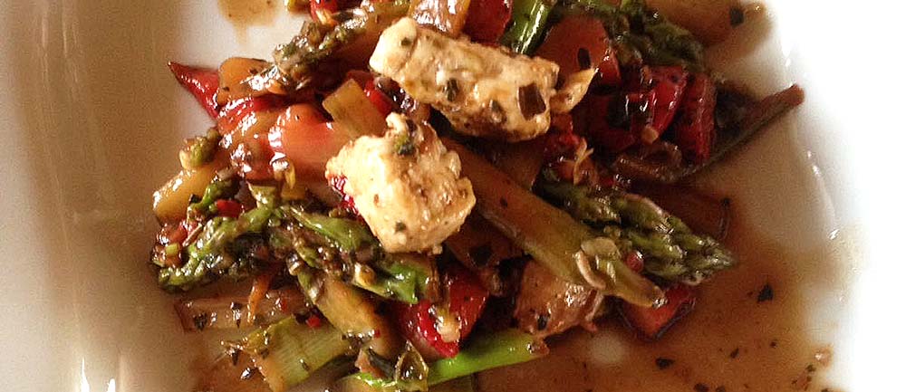 Grüner Spargel mit Erdbeer-Salsa