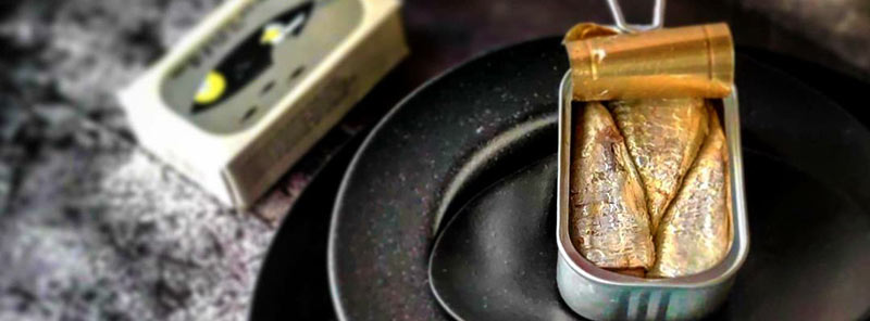 Sardinen in Olivenöl mit Zitrone