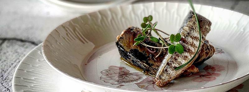 Geräucherte kleine Makrelen in Olivenöl