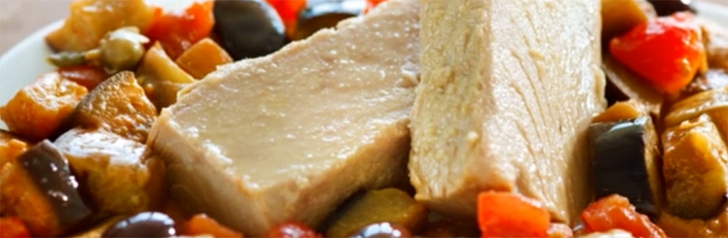 Lomo de Atún con Pisto Mediterráneo - Thunfischfilet mit mediterranem Ratatouille Lomo de Atún con Pisto Mediterráneo - Thunfischfilet mit mediterranem Ratatouille