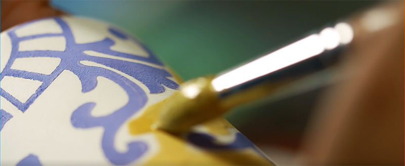 Beim Bemalen der Keramik