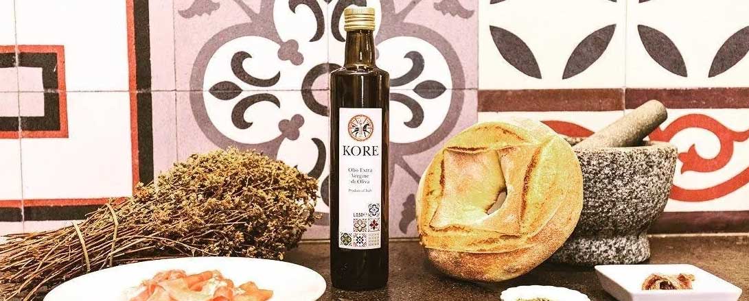 KORE - Olio Extra Vergine di Oliva (Sizilien). Heraussragendes Olivenöl aus Sizilien. Great Taste Award 2018, 500ml KORE - Olio Extra Vergine di Oliva (Sizilien). Heraussragendes Olivenöl aus Sizilien. Great Taste Award 2018, 500ml